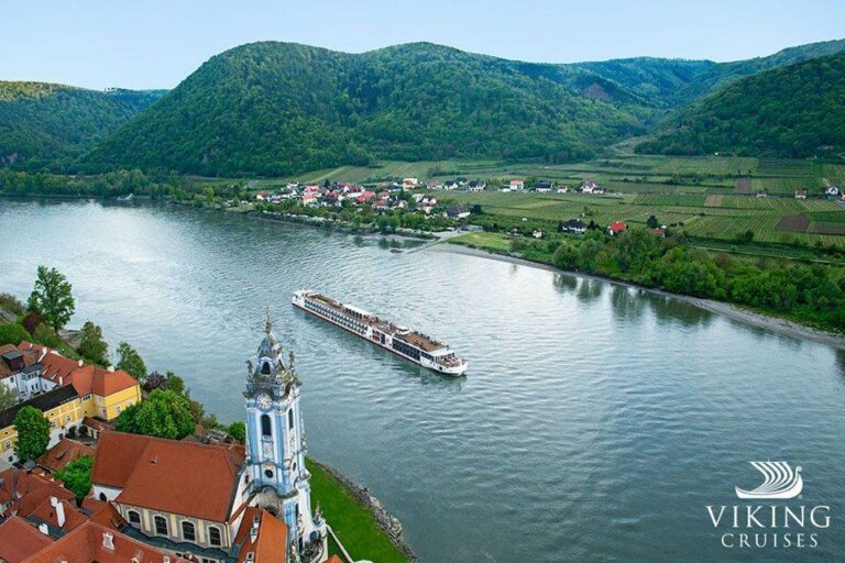 Barco de cruzeiro da Viking no rio Douro
