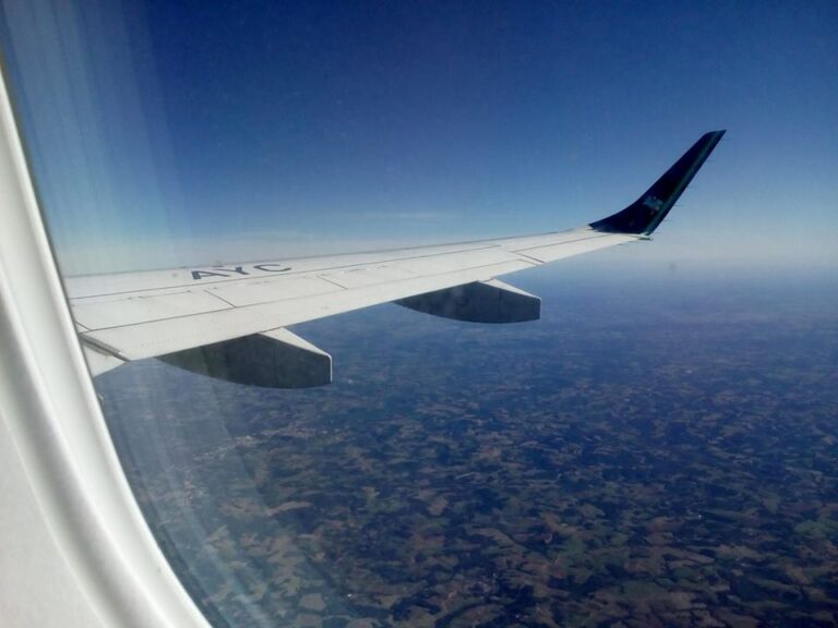 Asa de uma aeronave da Azul que descolou do Recife