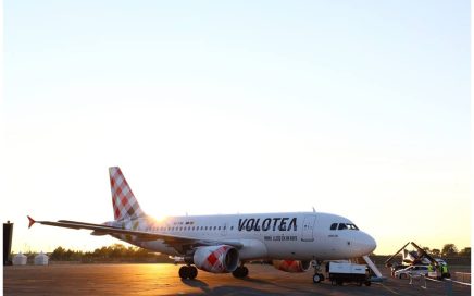 Aeronave A319 no solo da companhia aérea low cost Volotea