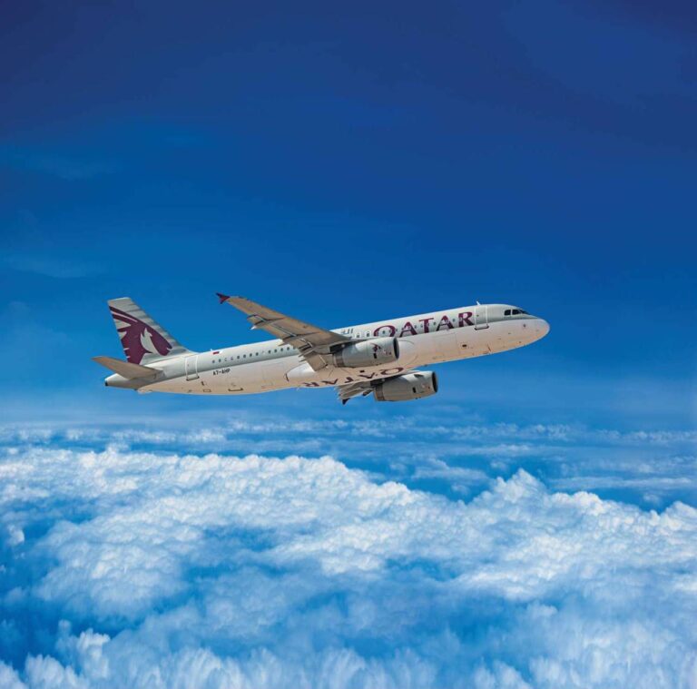 Aeronave A320 da Qatar Airways em pleno voo