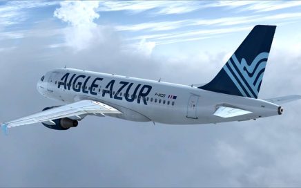 Aeronave em pleno voo da companhia aérea Aigle Azur