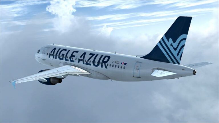 Aeronave em pleno voo da companhia aérea Aigle Azur