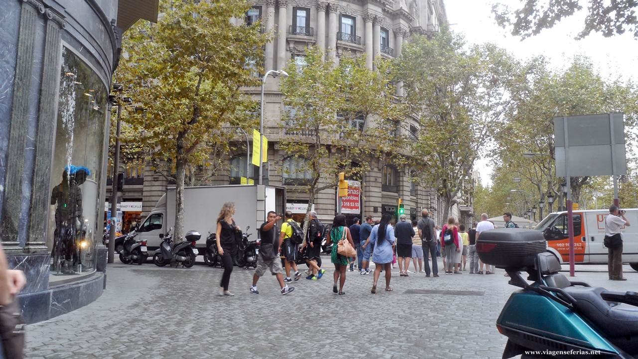 Turistas no Passeig de Gràcia em Barcelona