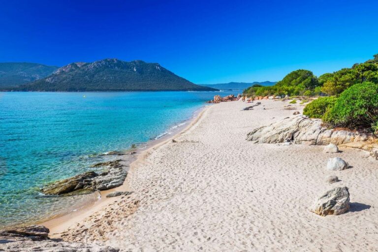 Uma das praias naturais na ilha da Córsega em França