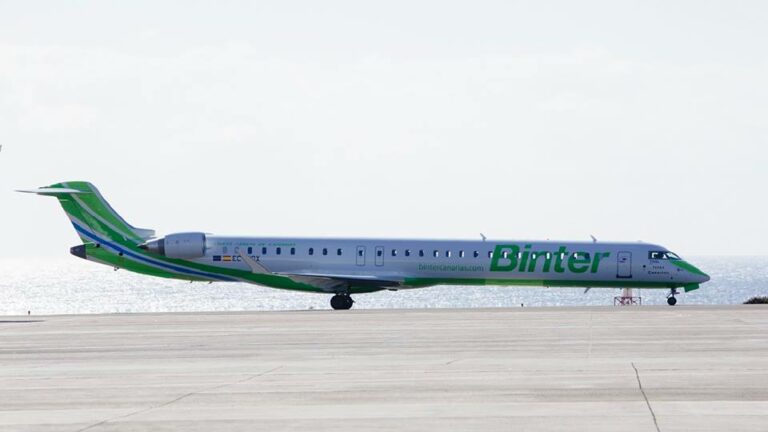 Aeronave CRJ100 da Binter Canarias que liga Lisboa a Tenerife
