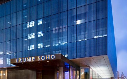 Entrada exterior do hotel Trump Soho em Nova Iorque