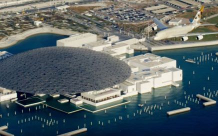 A380 da Etihad Airways sobre o Museu do Louvre em Abu Dhabi