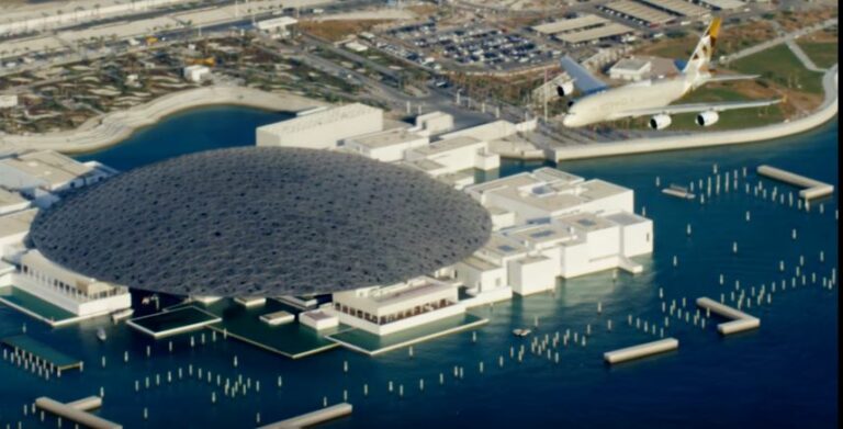 A380 da Etihad Airways sobre o Museu do Louvre em Abu Dhabi