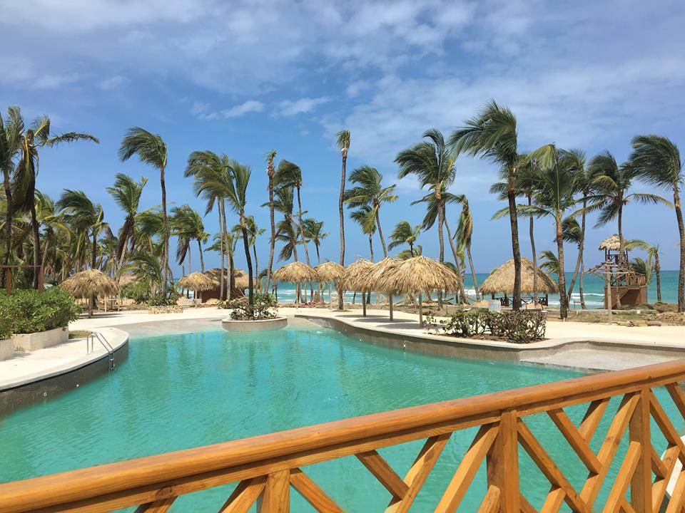 Piscina junto à praia do resort Excellence Punta Cana
