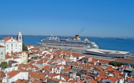 Cidade de Lisboa na zona de Alfama com vista para o Terminal de Cruzeiros