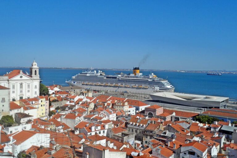 Cidade de Lisboa na zona de Alfama com vista para o Terminal de Cruzeiros