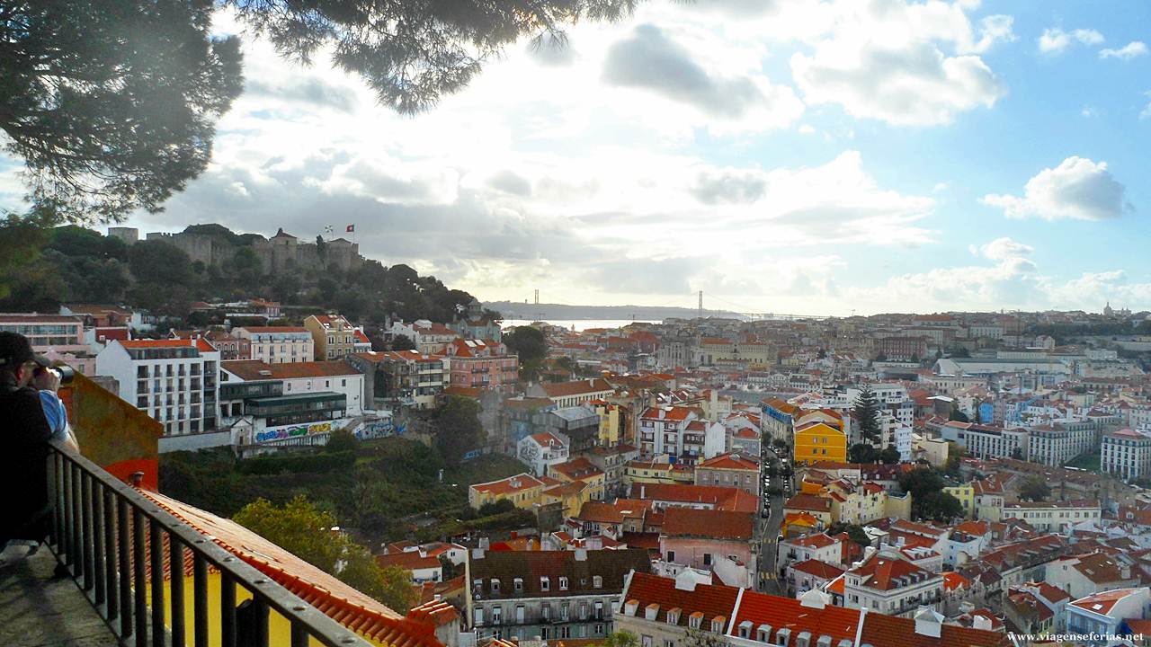 Vista sobre a cidade de Lisboa do miradouro da Graça
