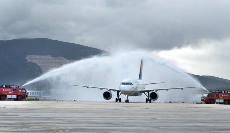 Chegada inaugural com canhões de água do voo Lufthansa em Pamplona