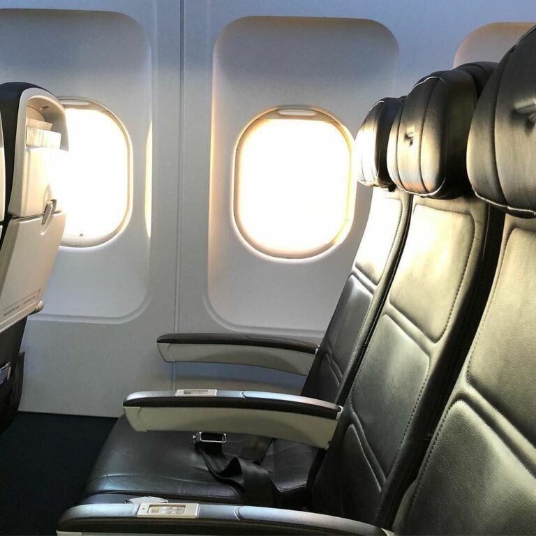 Filas de lugares em avião da British Airways