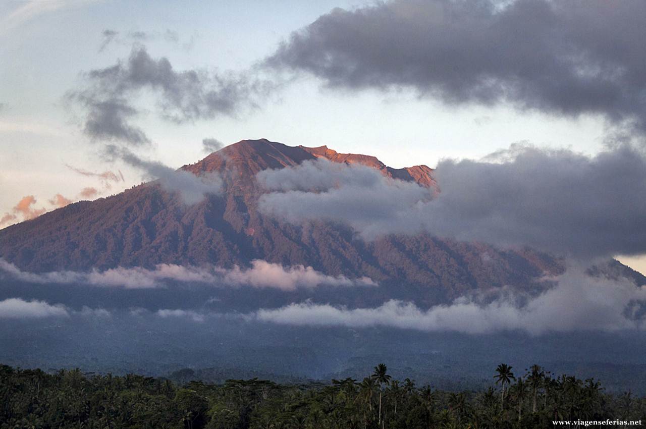 Monte Agung na ilha de Bali na Indonésia
