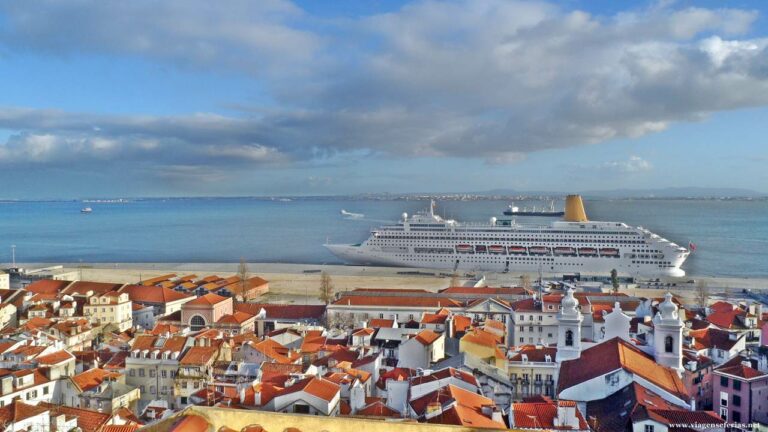 Navio de cruzeiros Oriana da P&O Cruises numa visita a Lisboa