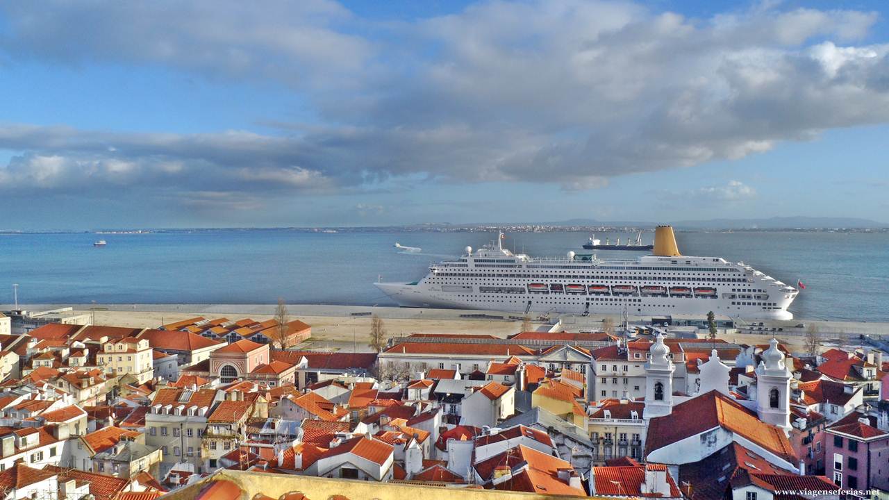 Navio de cruzeiros Oriana da P&O Cruises numa visita a Lisboa