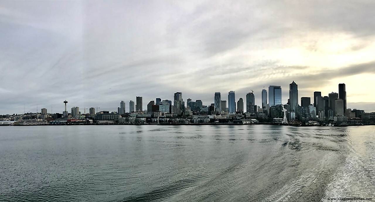 Vista de Seattle ao entardecer a partir de um ferry
