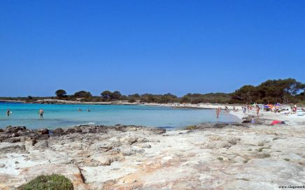 Praia de Son Saura na ilha de Menorca em Espanha