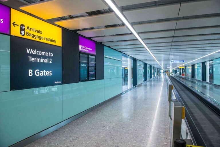 Zona de transferência no T2 do aeroporto Londres Heathrow
