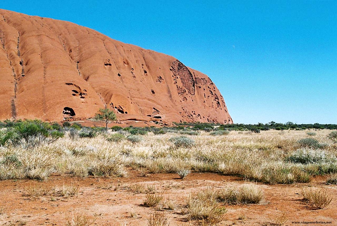 Monumento natural Uluru na Austrália visto perto da sua base