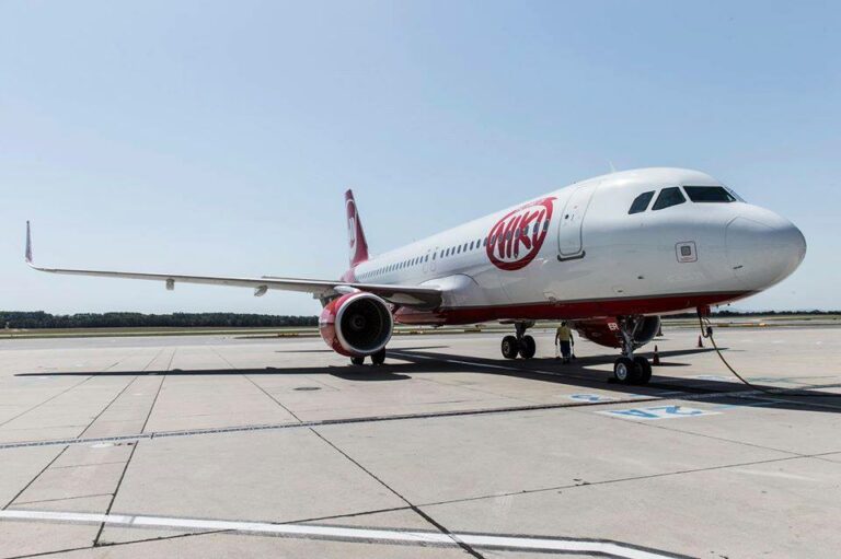 Aeronave A320 da companhia aérea Niki no solo