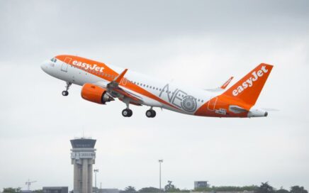 A320neo da companhia low cost easyJet a descolar