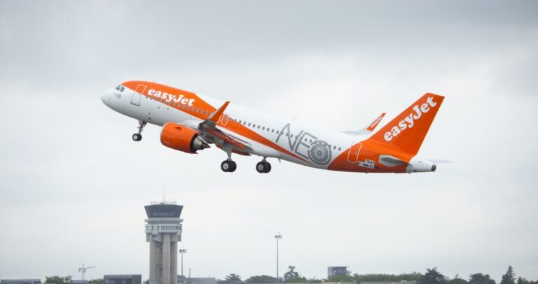 A320neo da companhia low cost easyJet a descolar
