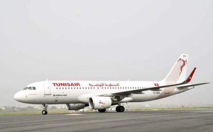 Aeronave A320 da companhia aérea Tunisair em pista