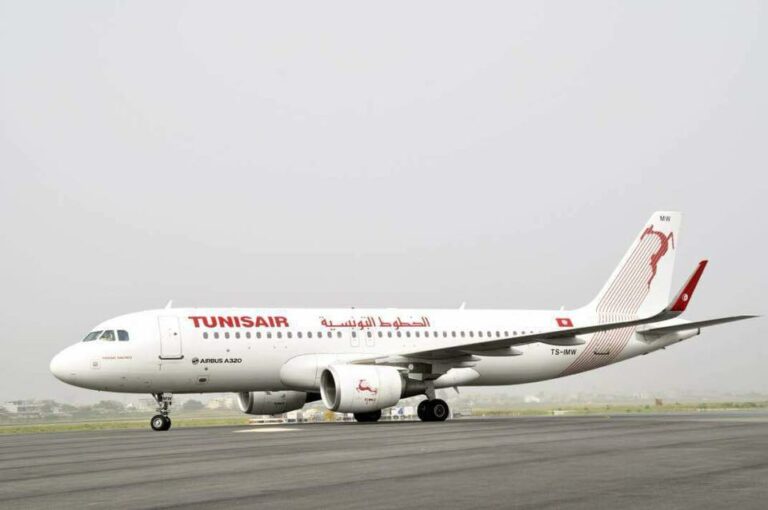 Aeronave A320 da companhia aérea Tunisair em pista