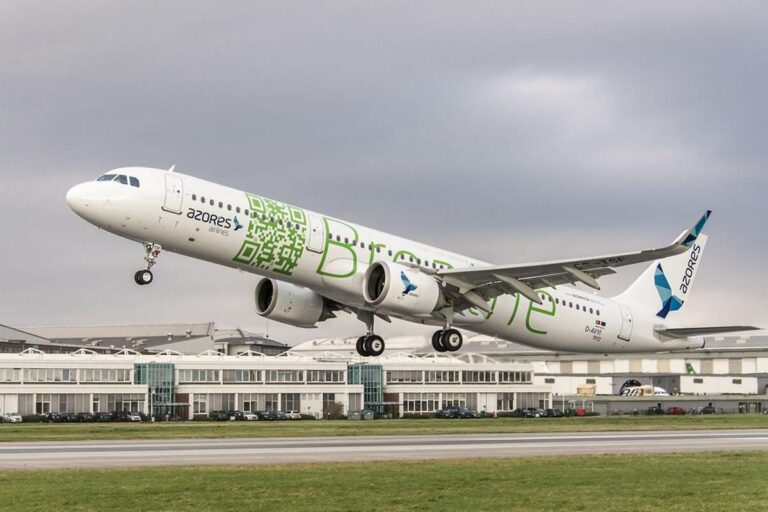 Airbus A321neo da Azores Airlines a levantar voo em Hamburgo