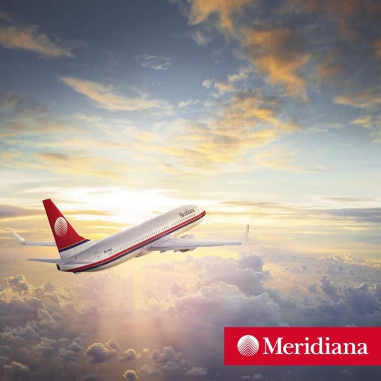 Aeronave da companhia aérea Meridiana em voo