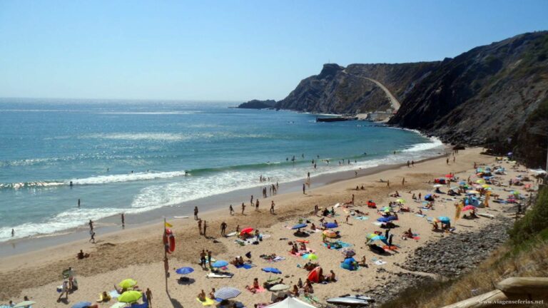 Zona principal do areal da Praia da Arrifana em Aljezur no Algarve