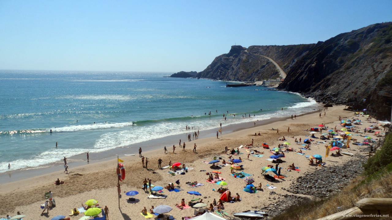 Zona principal do areal da Praia da Arrifana em Aljezur no Algarve
