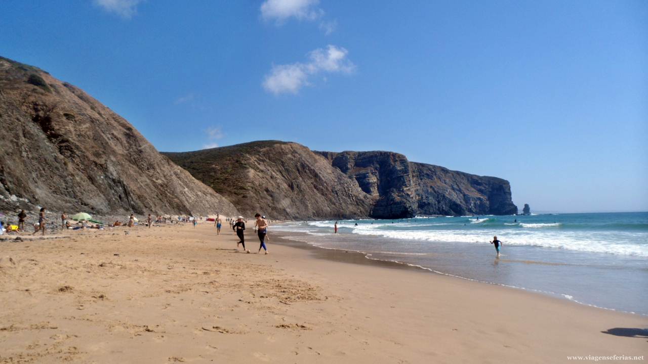 Vista do extremo sul da praia da Arrifana