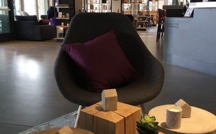 Lobby do hotel Campanile Paris-Saclay