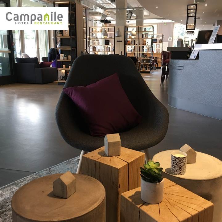 Lobby do hotel Campanile Paris-Saclay