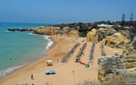 Praia do Castelo em Albufeira no Algarve vista da falésia