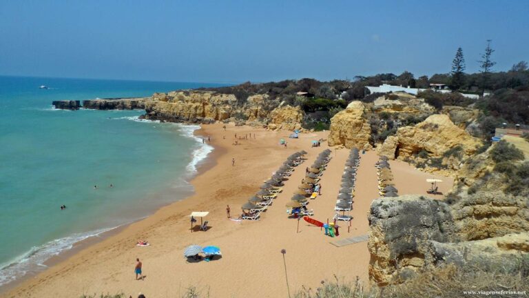 Praia do Castelo em Albufeira no Algarve vista da falésia