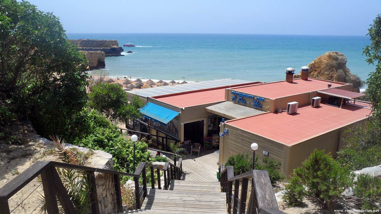 Escadas de acesso à praia do Castelo que passam ao lado do restaurante