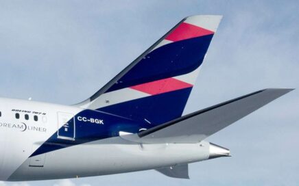 Cauda de uma aeronave Dreamliner da LATAM Airlines Chile