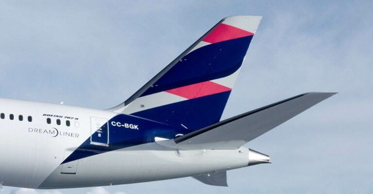 Cauda de uma aeronave Dreamliner da LATAM Airlines Chile