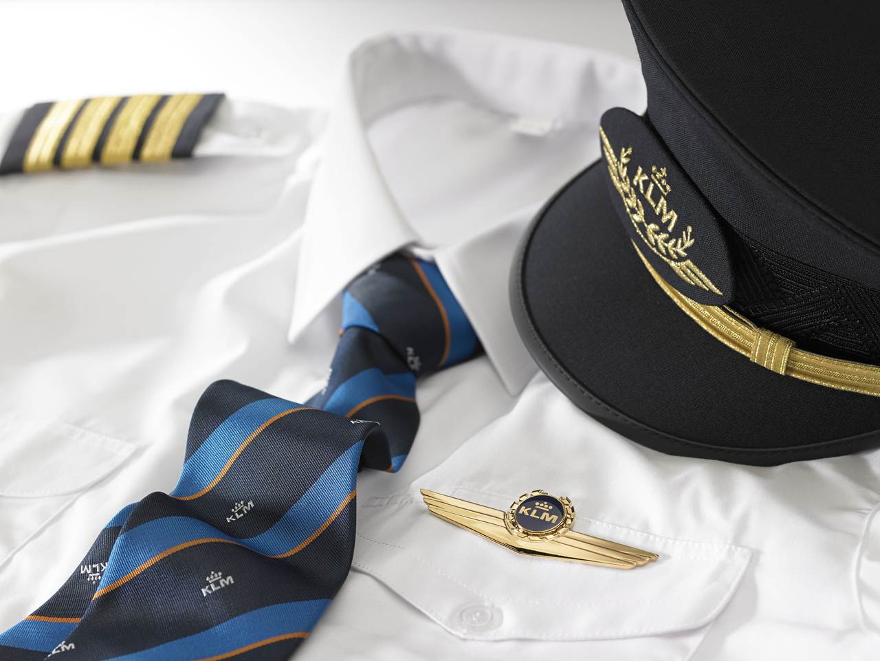 Farda de piloto ´com chapéu da companhia aérea KLM