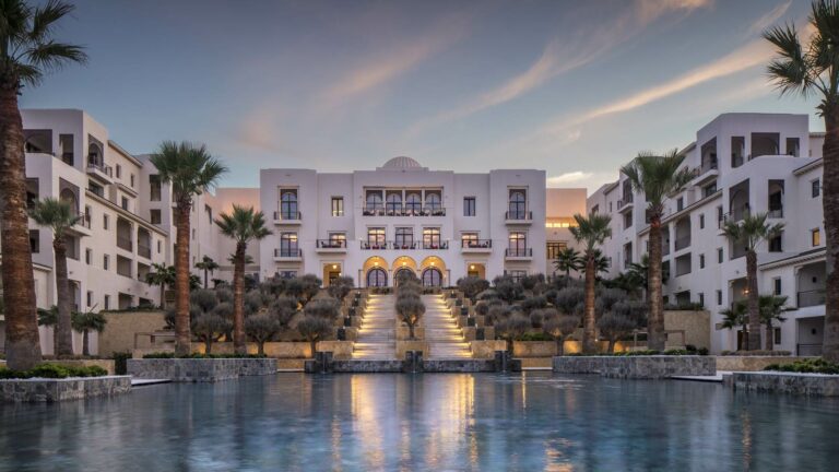 Psicinar e edifício principal do Hotel Four Seasons Tunis