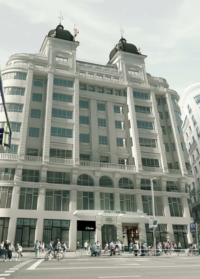 Visto de frente o hotel Hyatt Centric Gran Via Madrid