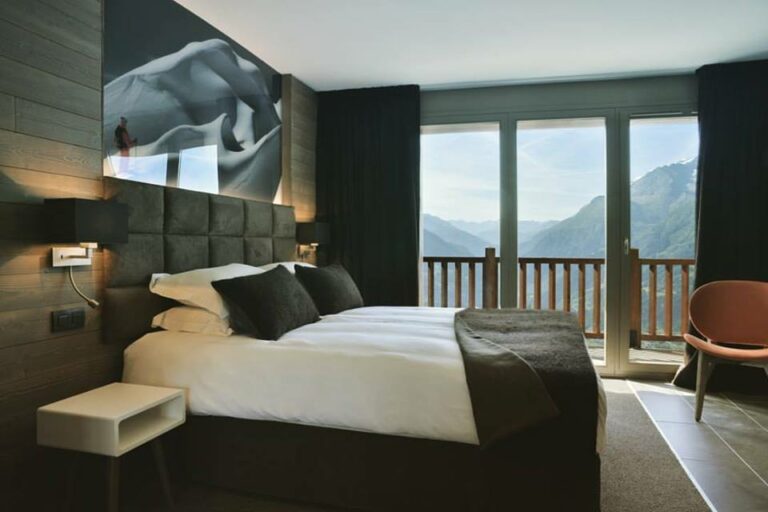 Quarto com vista de montanha do hotel Hyatt Centric La Rosière