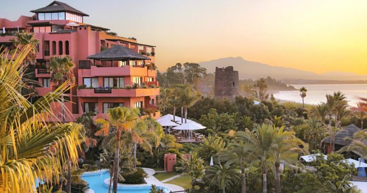 Zona exterior de jardins e piscina do Kempinski Hotel Bahía em Estepona na Costa del Sol