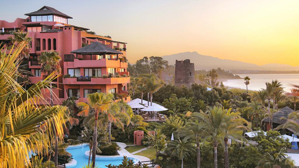 Zona exterior de jardins e piscina do Kempinski Hotel Bahía em Estepona na Costa del Sol