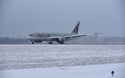 Aeronave da Qatar Airways a aterrar pela 1ª vez em São Petersburgo
