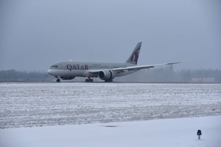 Aeronave da Qatar Airways a aterrar pela 1ª vez em São Petersburgo